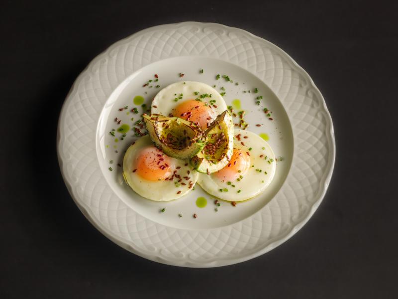 Глазунья с печеным авокадо и семенами льна